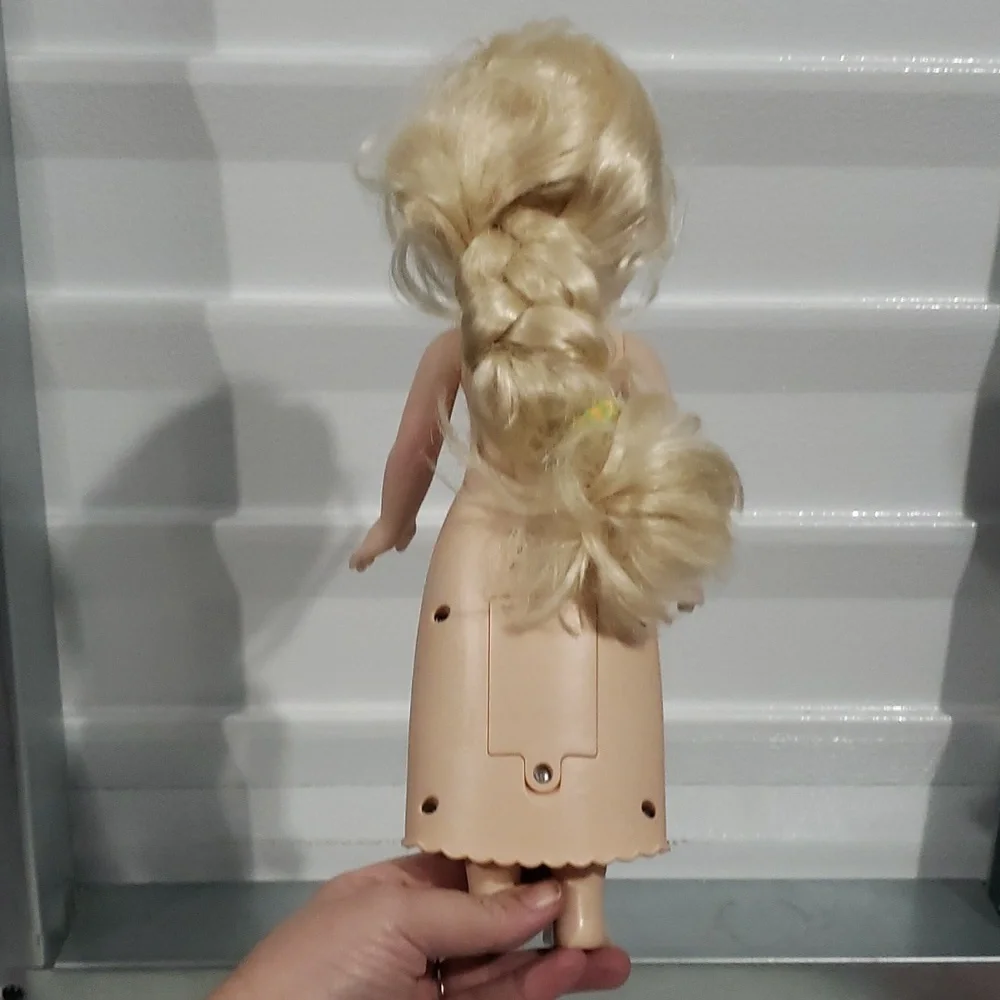 Singing and talking Elsa Doll from‎ Frozen 2